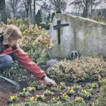 уход за растениями на кладбище